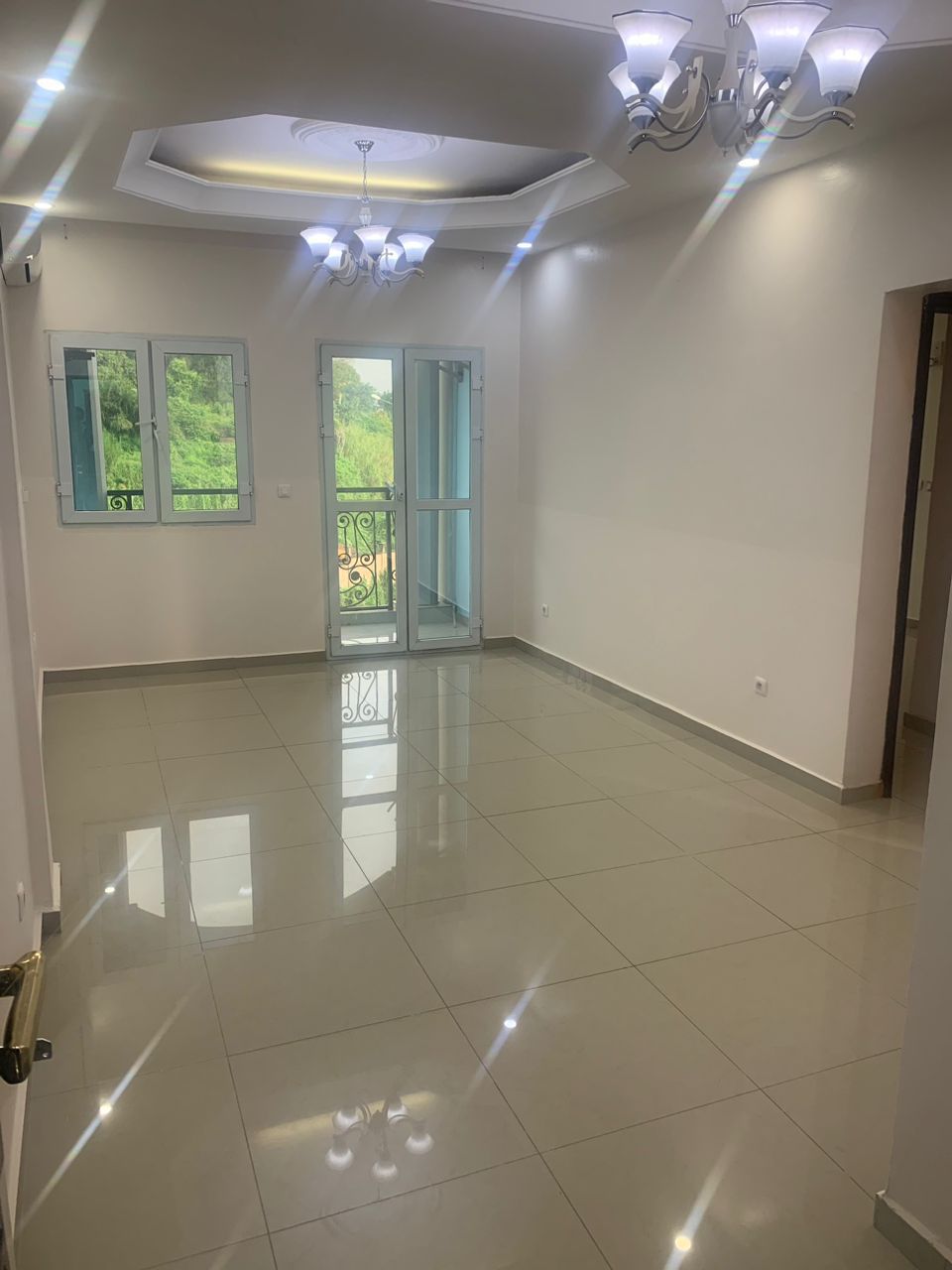 Apartment to rent - Yaoundé, Bastos, Bastos centre - 1 living room(s), 1 bedroom(s), 2 bathroom(s) - 300 000 FCFA / month