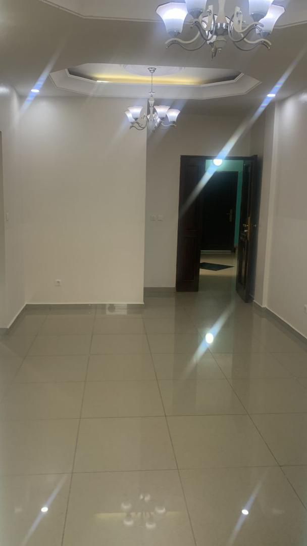 Apartment to rent - Yaoundé, Bastos, Bastos centre - 1 living room(s), 1 bedroom(s), 2 bathroom(s) - 300 000 FCFA / month