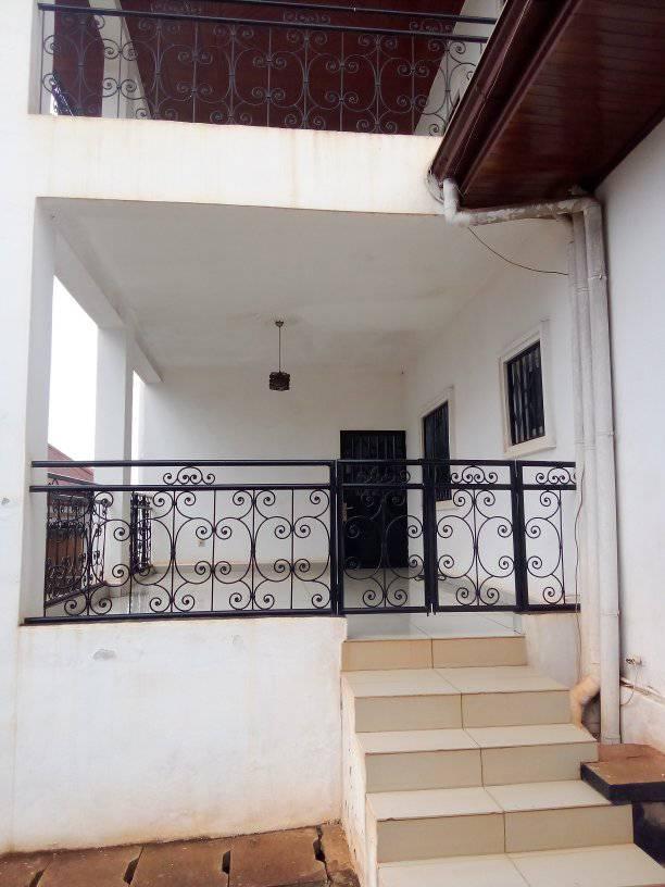 Maison (Duplex) à louer - Yaoundé, Mvan, complexe beac - 2 salon(s), 8 chambre(s), 7 salle(s) de bains - 1 500 000 FCFA / mois
