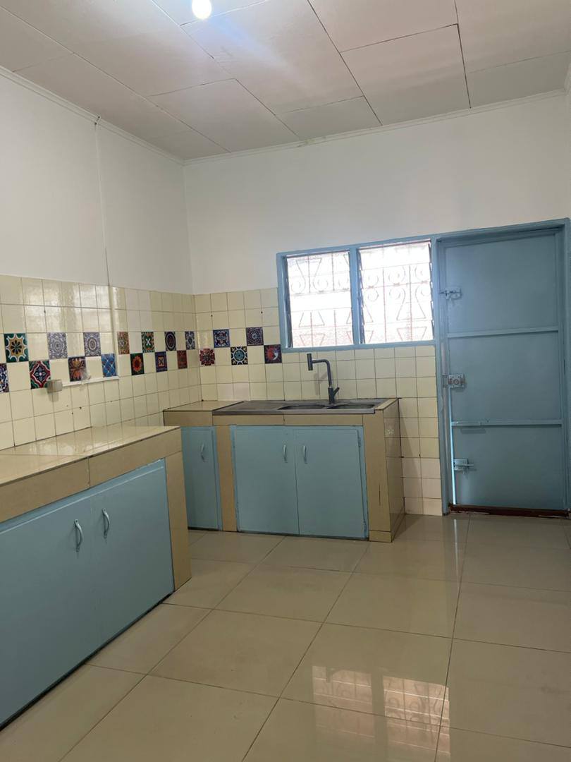 Apartment to rent - Yaoundé, Mfandena, omnisport - 1 living room(s), 3 bedroom(s), 3 bathroom(s) - 450 000 FCFA / month