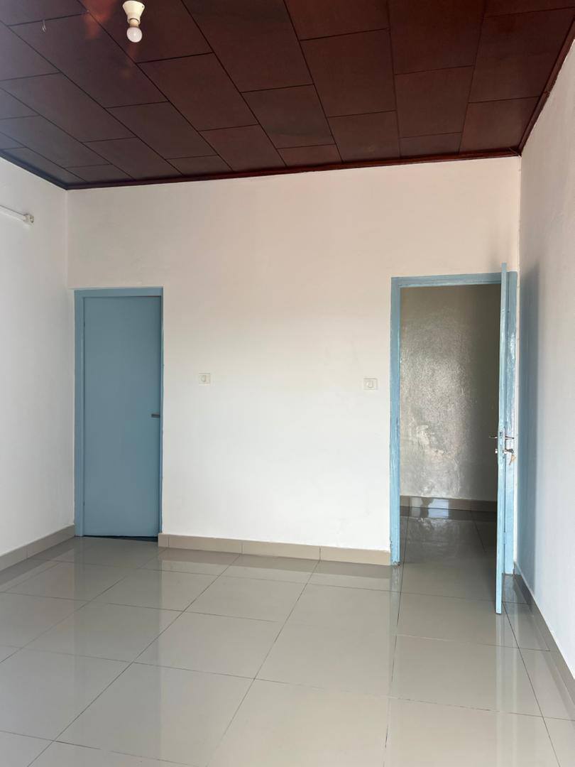 Appartement à louer - Yaoundé, Mfandena, omnisport - 1 salon(s), 3 chambre(s), 3 salle(s) de bains - 450 000 FCFA / mois