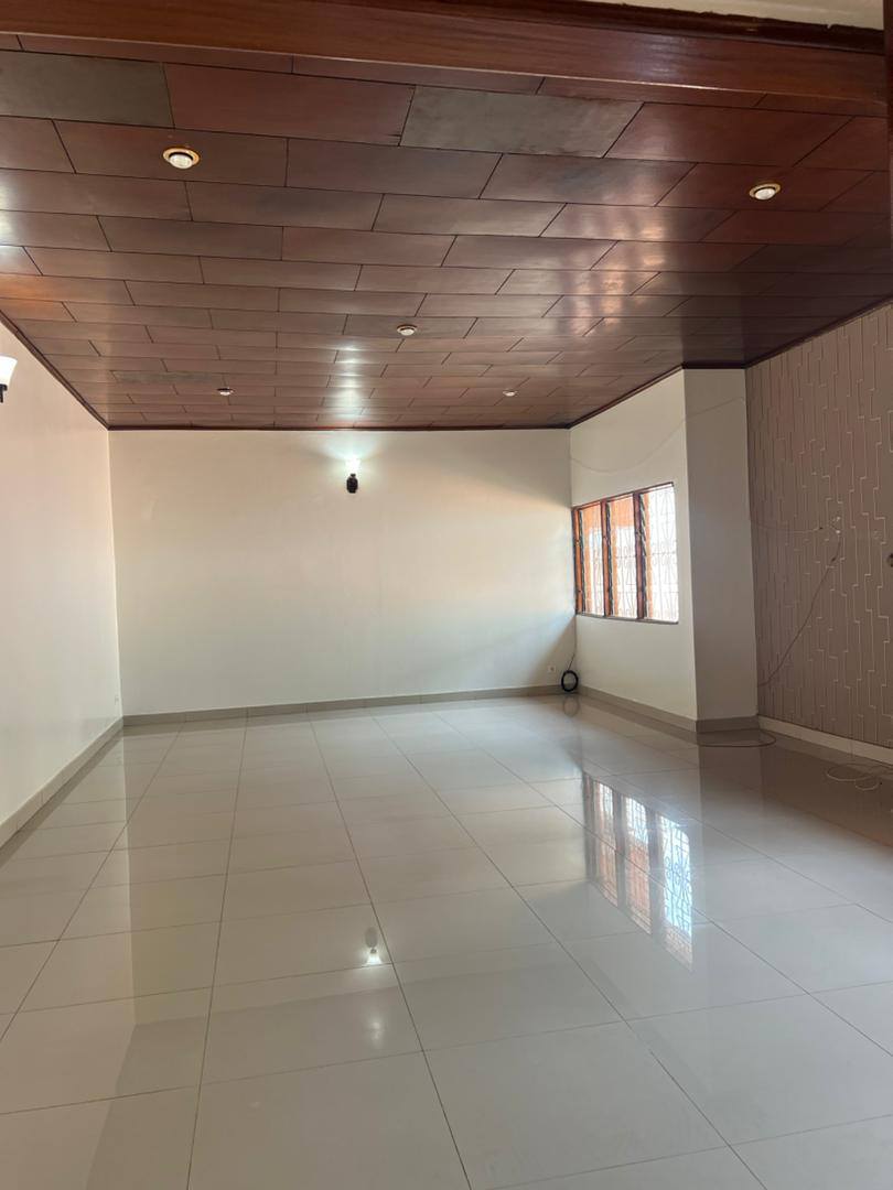 Appartement à louer - Yaoundé, Mfandena, omnisport - 1 salon(s), 3 chambre(s), 3 salle(s) de bains - 450 000 FCFA / mois