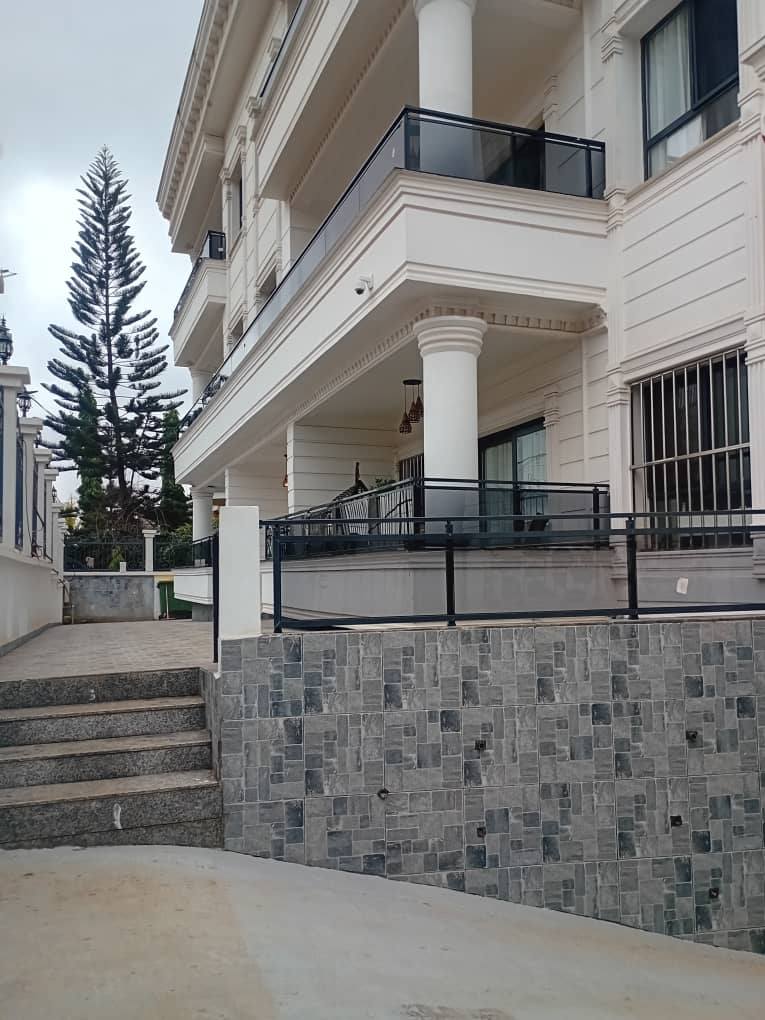 Apartment to rent - Yaoundé, Bastos, golf americain - 1 living room(s), 3 bedroom(s), 4 bathroom(s) - 1 000 000 FCFA / month