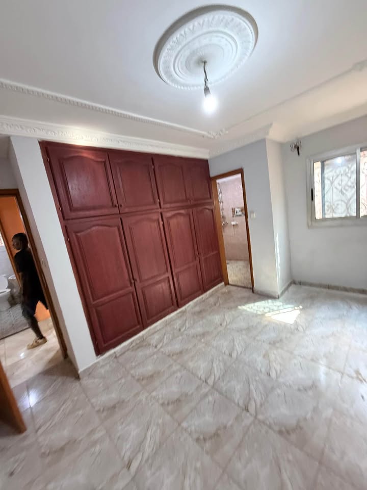 Apartment to rent - Yaoundé, Eleveur, fougerolle - 1 living room(s), 2 bedroom(s), 2 bathroom(s) - 150 000 FCFA / month