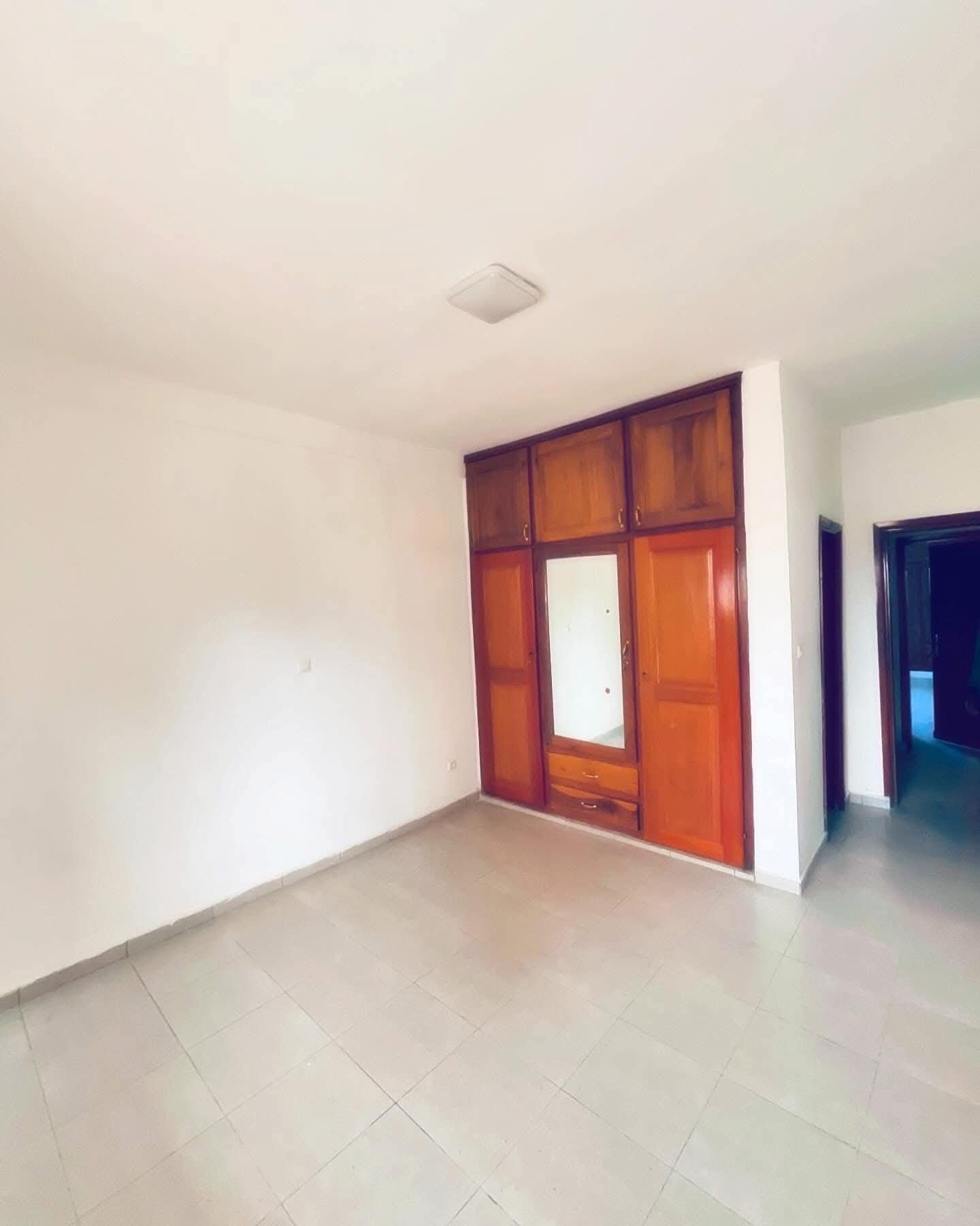 Appartement à louer - Yaoundé, Bastos, golf americain - 1 salon(s), 2 chambre(s), 1 salle(s) de bains - 500 000 FCFA / mois