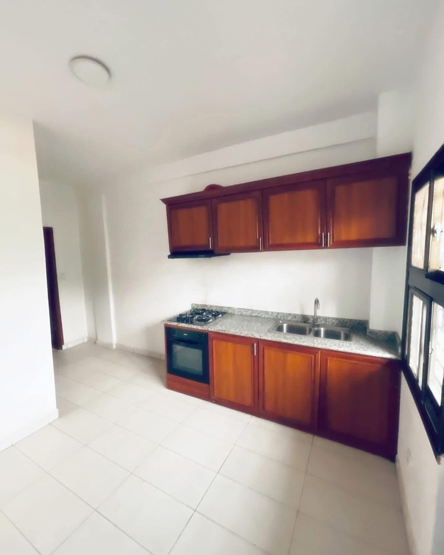 Appartement à louer - Yaoundé, Bastos, golf americain - 1 salon(s), 2 chambre(s), 1 salle(s) de bains - 500 000 FCFA / mois