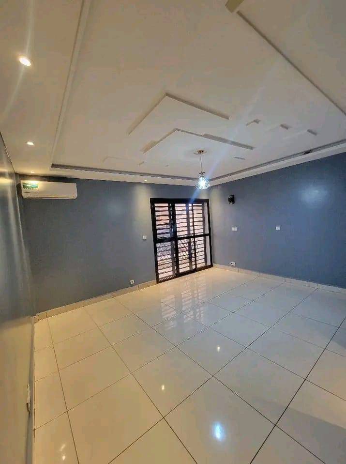 House (Duplex) to rent - Yaoundé, Mfandena, omnisport - 3 living room(s), 8 bedroom(s), 7 bathroom(s) - 1 500 000 FCFA / month