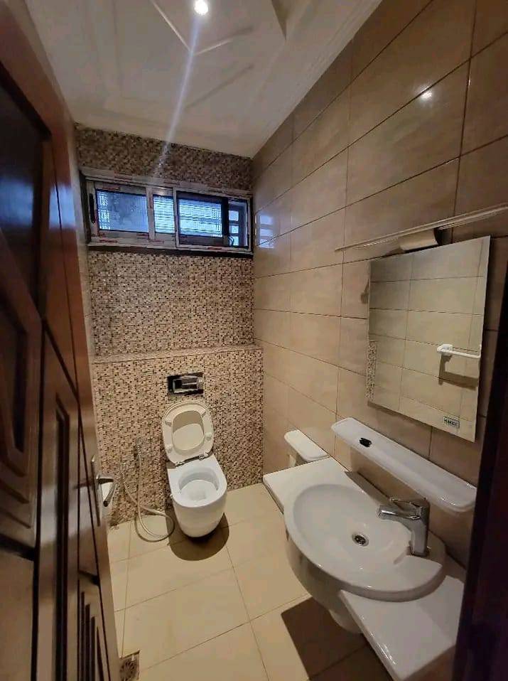 House (Duplex) to rent - Yaoundé, Mfandena, omnisport - 3 living room(s), 8 bedroom(s), 7 bathroom(s) - 1 500 000 FCFA / month