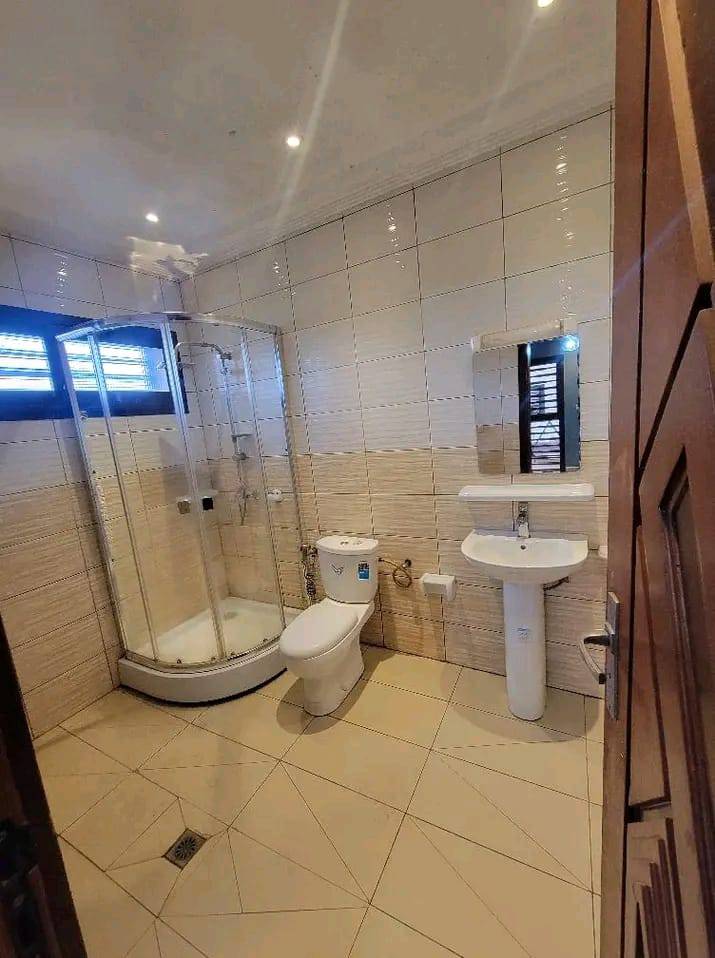 House (Duplex) to rent - Yaoundé, Mfandena, omnisport - 3 living room(s), 8 bedroom(s), 7 bathroom(s) - 1 500 000 FCFA / month