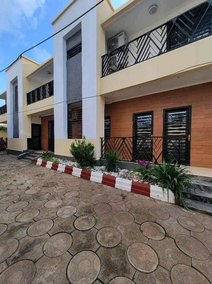 House (Duplex) to rent - Yaoundé, Mfandena, omnisport - 3 living room(s), 8 bedroom(s), 7 bathroom(s) - 1 500 000 FCFA / month