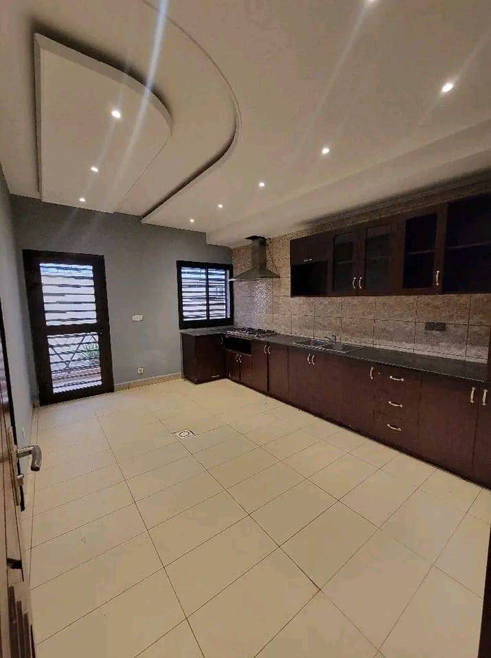 House (Duplex) to rent - Yaoundé, Mfandena, omnisport - 3 living room(s), 8 bedroom(s), 7 bathroom(s) - 1 500 000 FCFA / month