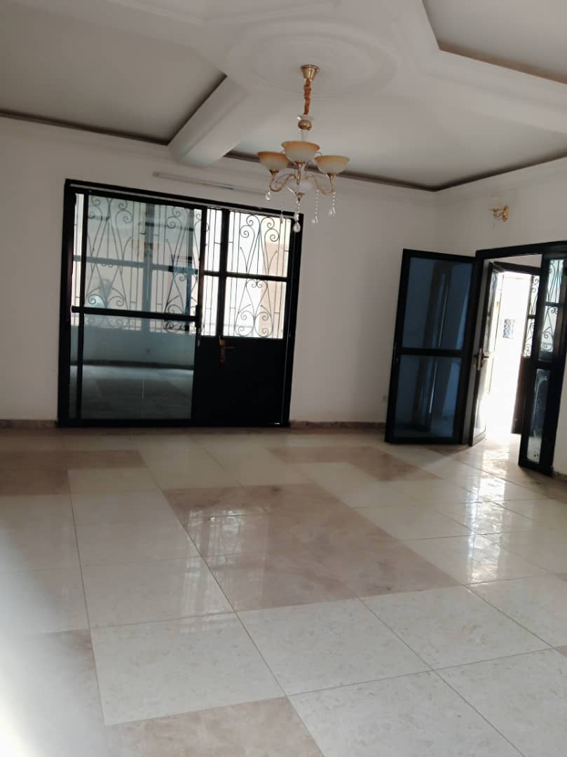 House (Villa) to rent - Douala, Bonapriso, new  Bonapriso zone bois - 1 living room(s), 4 bedroom(s), 3 bathroom(s) - 400 000 FCFA / month