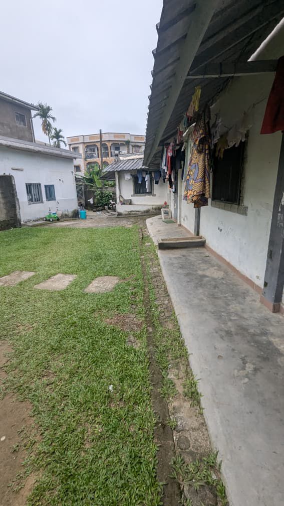 Land for sale at Douala, Logpom, carrefour express au niveau de Gabon bar a moins de 50 m de la route goudronnée - 322 m2 - 40 000 000 FCFA