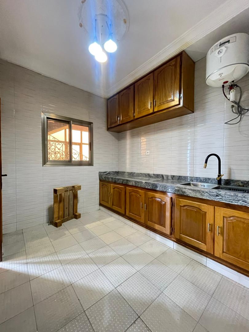 Apartment to rent - Douala, Makepe, Non loin de rond points pti pays - 1 living room(s), 2 bedroom(s), 3 bathroom(s) - 200 000 FCFA / month