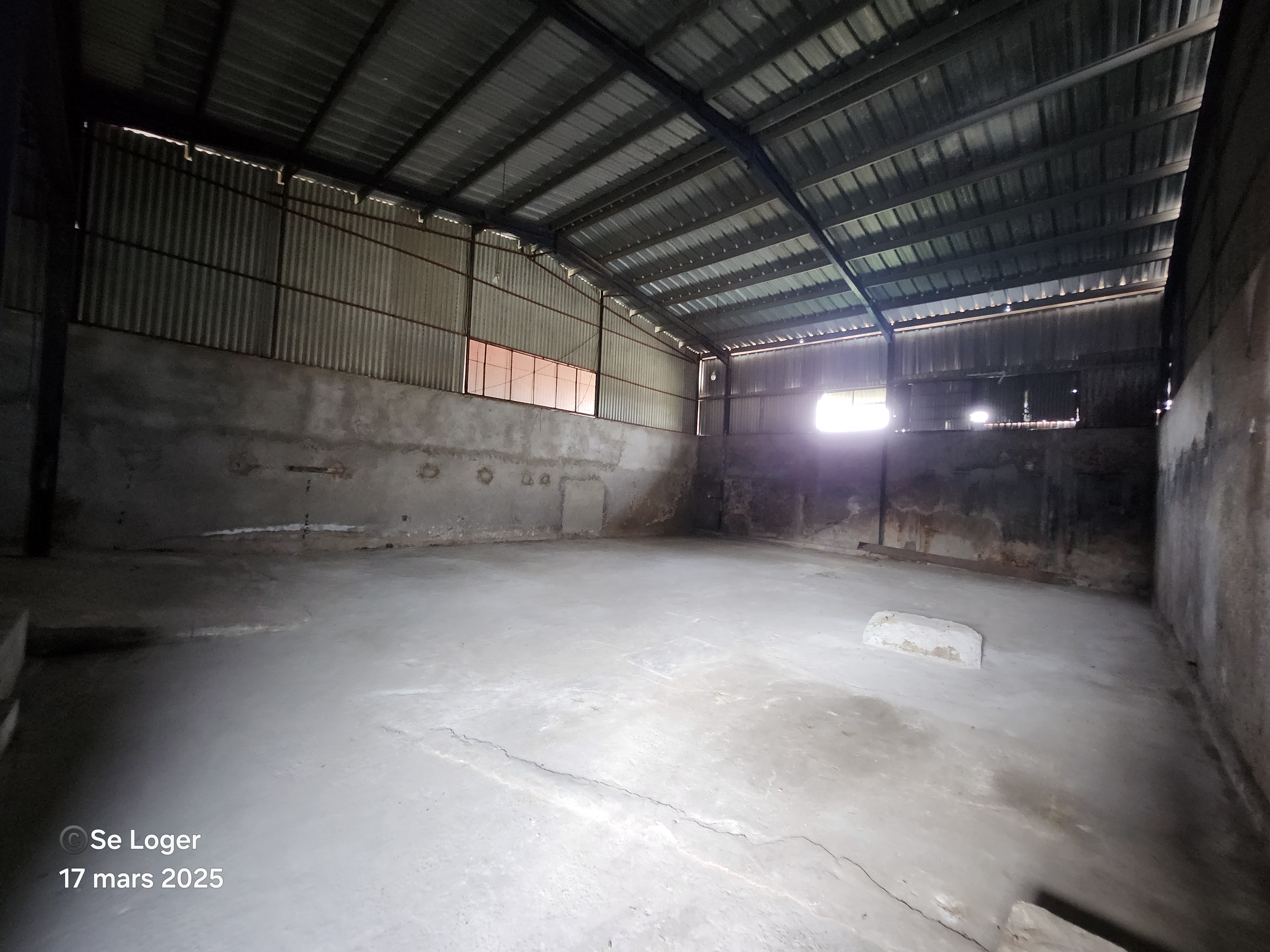 Store to rent at Douala, Port, Sea port, Bonanjo - 700 m2 - 1 500 000 FCFA