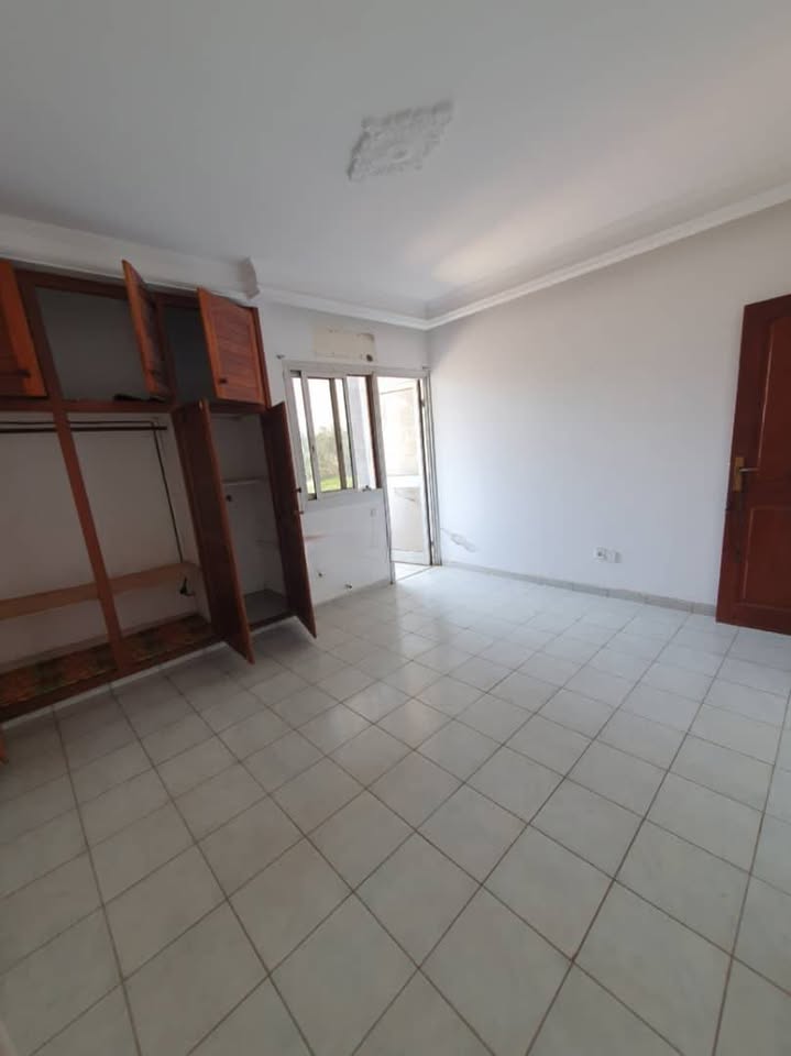 Appartement à louer - Yaoundé, Bastos, bastos - 1 salon(s), 3 chambre(s), 3 salle(s) de bains - 750 000 FCFA / mois