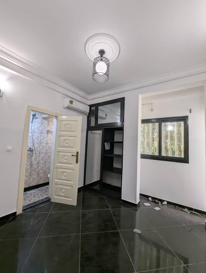 Apartment to rent - Yaoundé, Bastos, bastos - 1 living room(s), 2 bedroom(s), 2 bathroom(s) - 500 000 FCFA / month