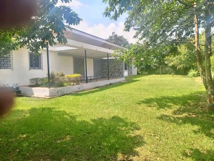 House (Villa) to rent - Yaoundé, Bastos, bastos - 2 living room(s), 5 bedroom(s), 5 bathroom(s) - 1 200 000 FCFA / month