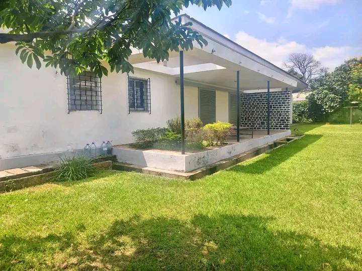 House (Villa) to rent - Yaoundé, Bastos, bastos - 2 living room(s), 5 bedroom(s), 5 bathroom(s) - 1 200 000 FCFA / month