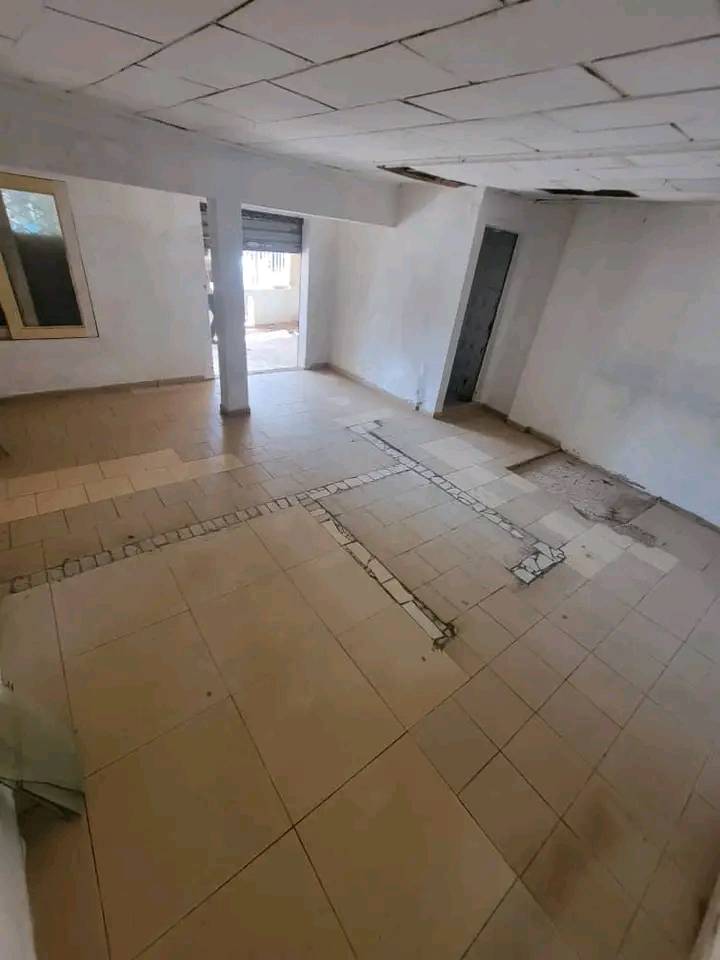 Shop to rent at Yaoundé, Santa Barbara, santa babara -  m2 - 150 000 FCFA