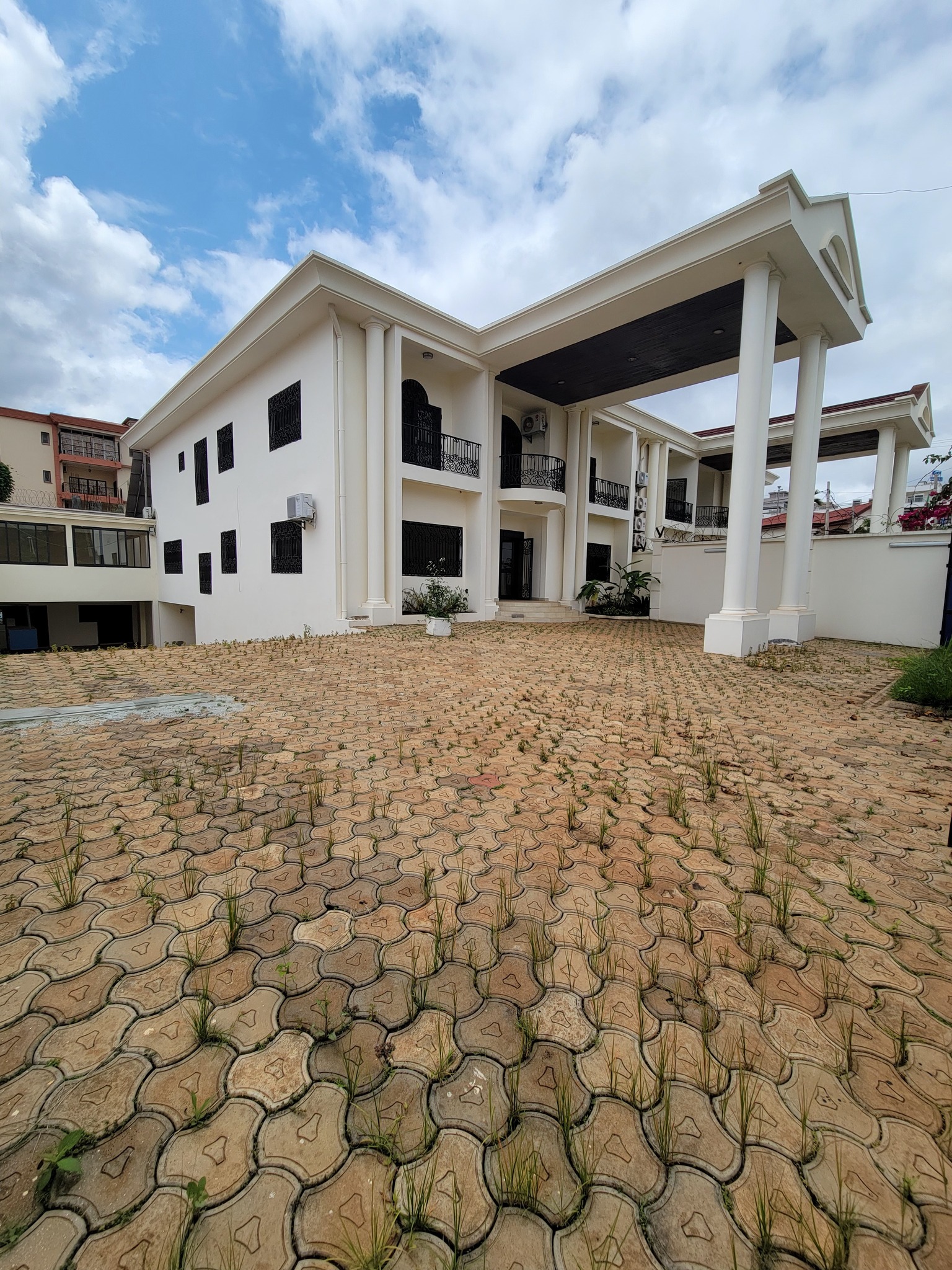 House (Duplex) to rent - Yaoundé, Bastos, golf - 3 living room(s), 7 bedroom(s), 6 bathroom(s) - 3 500 000 FCFA / month