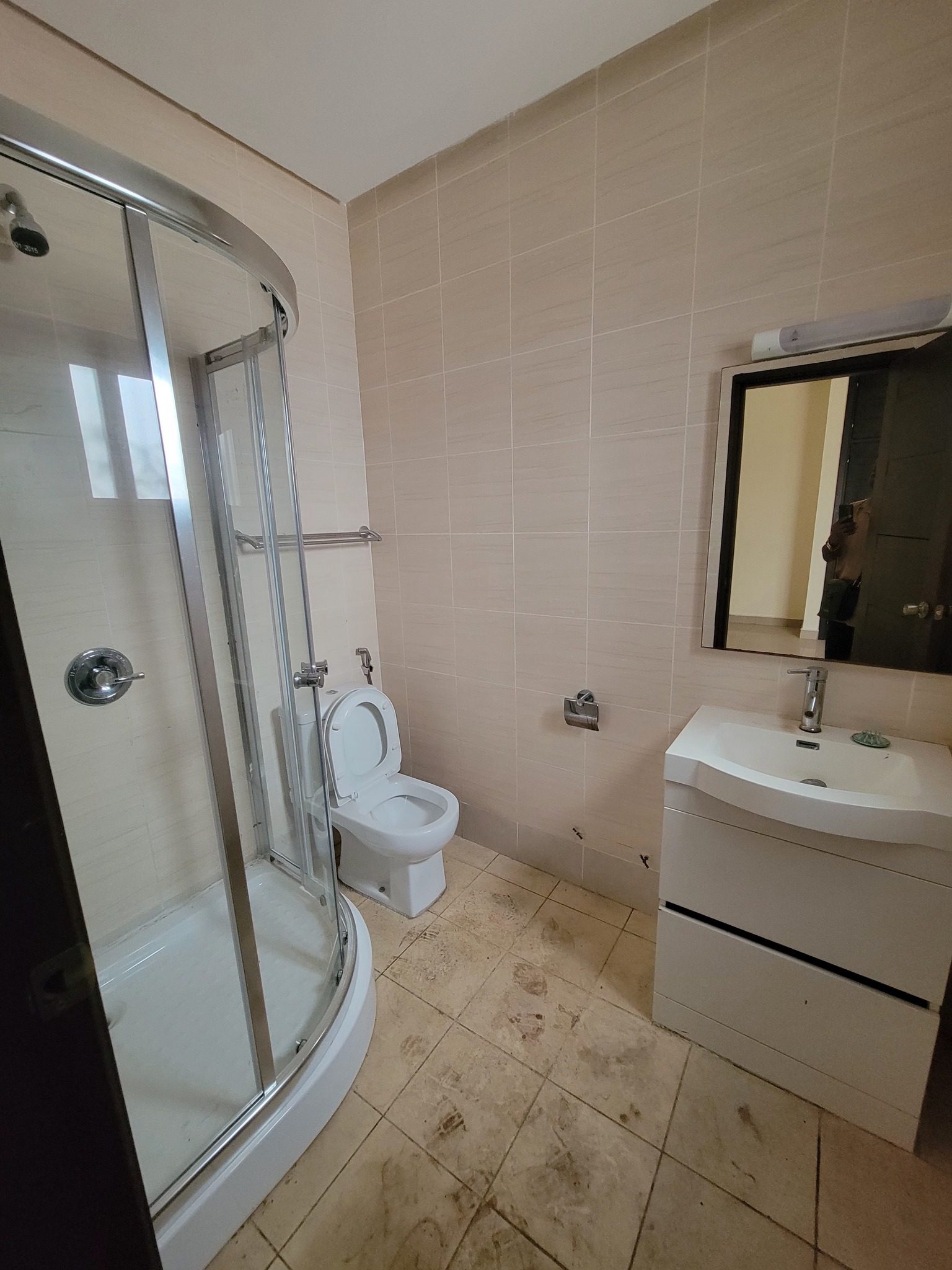 House (Duplex) to rent - Yaoundé, Bastos, golf - 3 living room(s), 7 bedroom(s), 6 bathroom(s) - 3 500 000 FCFA / month