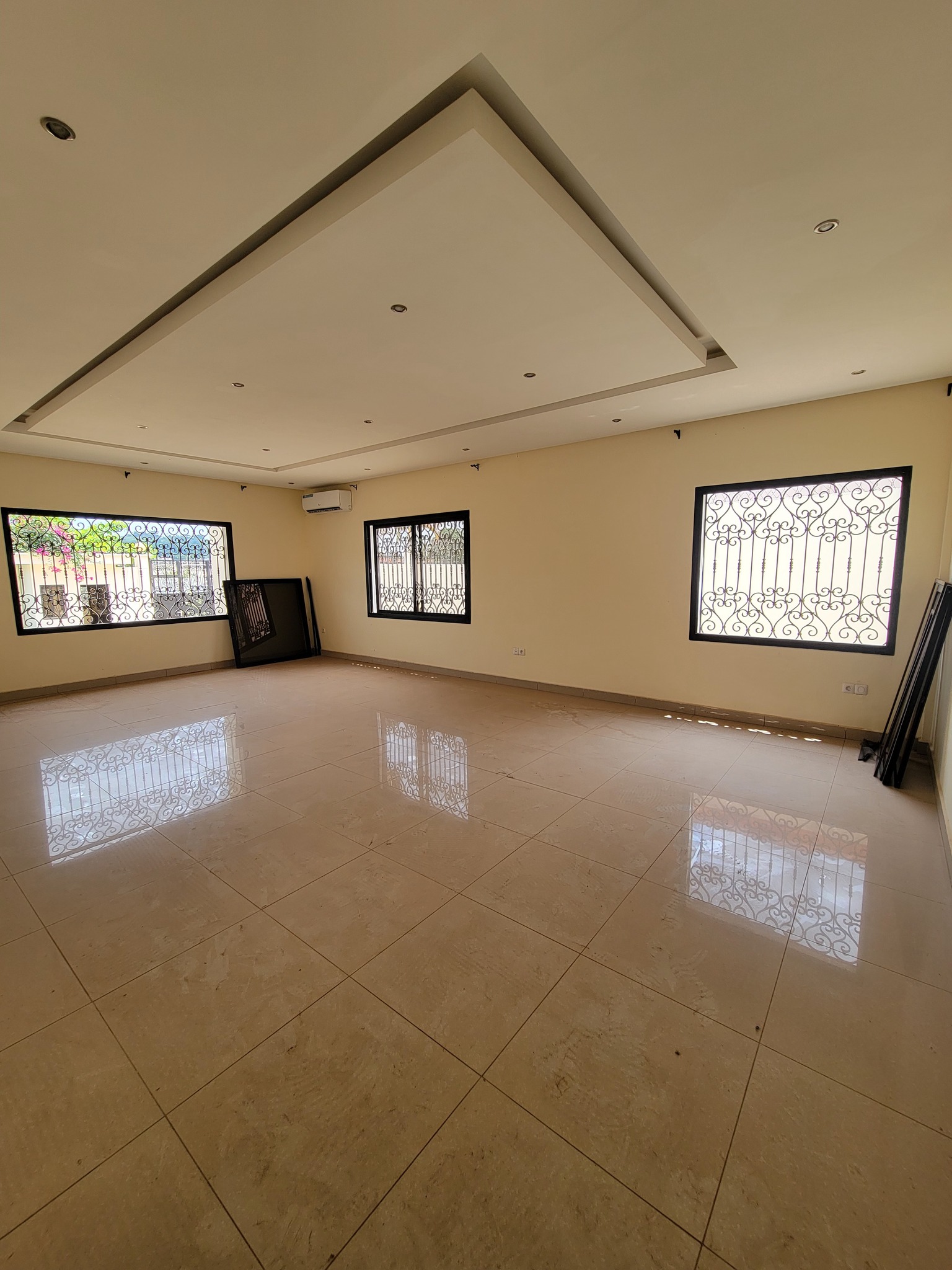 House (Duplex) to rent - Yaoundé, Bastos, golf - 3 living room(s), 7 bedroom(s), 6 bathroom(s) - 3 500 000 FCFA / month