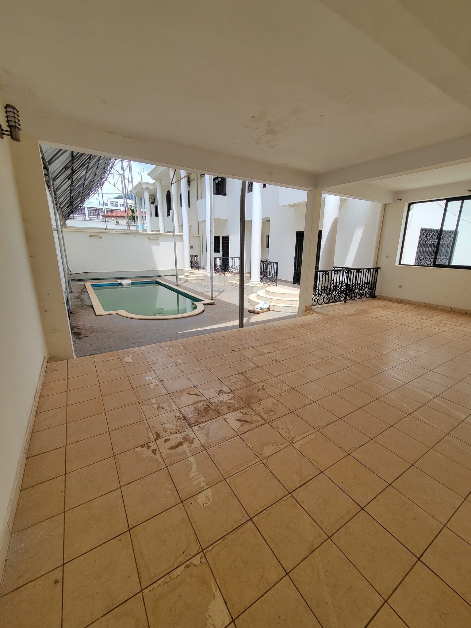 House (Duplex) to rent - Yaoundé, Bastos, golf - 3 living room(s), 7 bedroom(s), 6 bathroom(s) - 3 500 000 FCFA / month