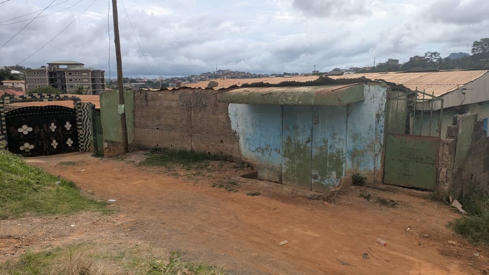 Land for sale at Yaoundé, Efoulan, Pont - 300 m2 - 18 000 000 FCFA