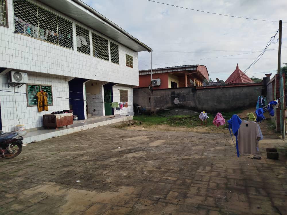 House (Villa) for sale - Douala, Logbaba, Derrière la station Bocom, après la mairie de Douala 3e, en venant de la station Totale Logbaba - 1 living room(s), 4 bedroom(s), 3 bathroom(s) - 75 000 000 FCFA / month