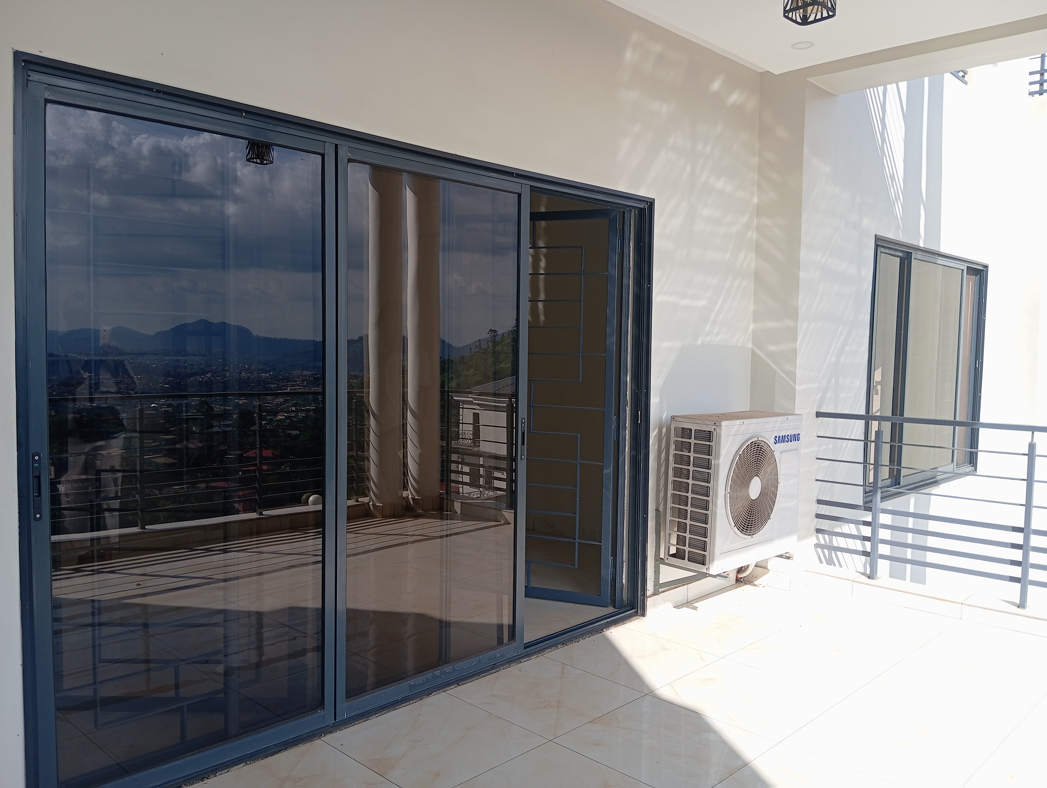 Apartment to rent - Yaoundé, Bastos, Mbankolo - 1 living room(s), 3 bedroom(s), 3 bathroom(s) - 500 000 FCFA / month