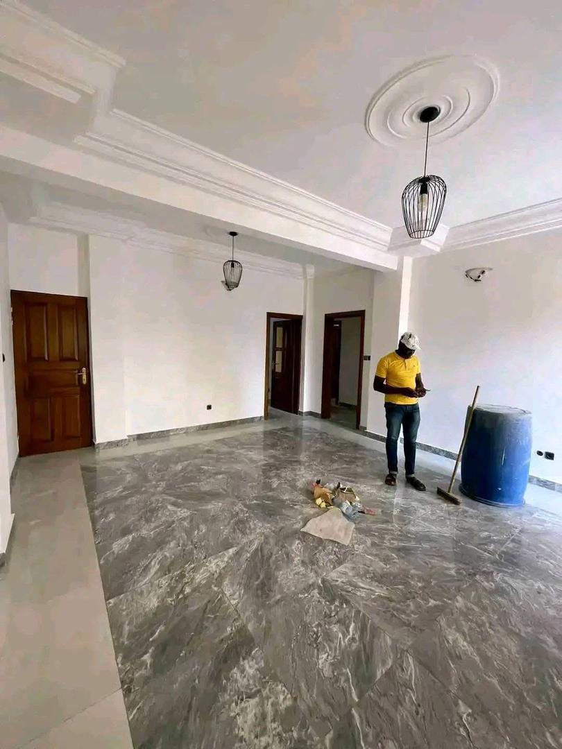 Apartment to rent - Yaoundé, Bastos, Carrefour réagir - 1 living room(s), 3 bedroom(s), 3 bathroom(s) - 400 000 FCFA / month