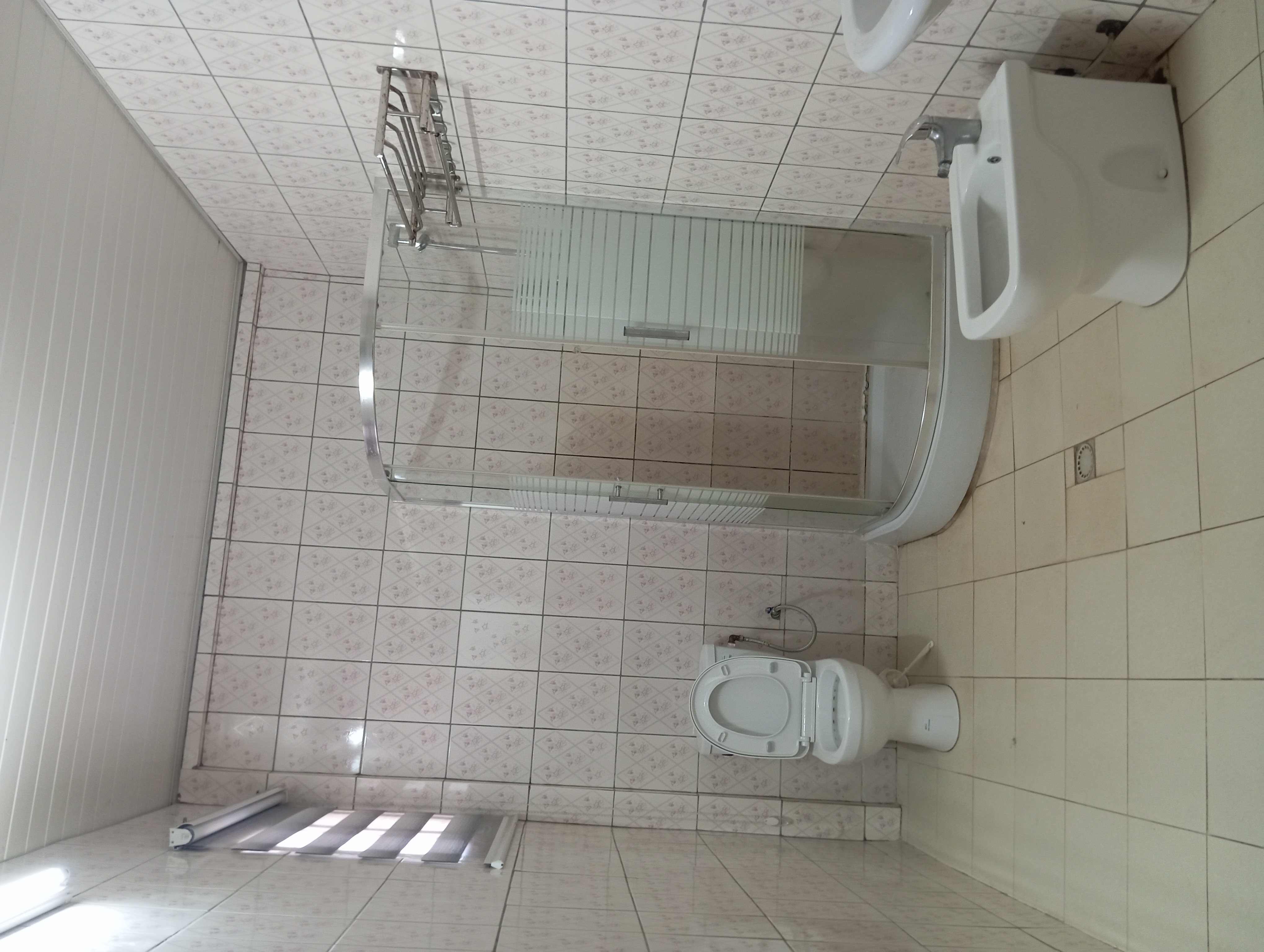 Appartement à louer - Yaoundé, Bastos, Bastos centre - 1 salon(s), 3 chambre(s), 3 salle(s) de bains - 700 000 FCFA / mois
