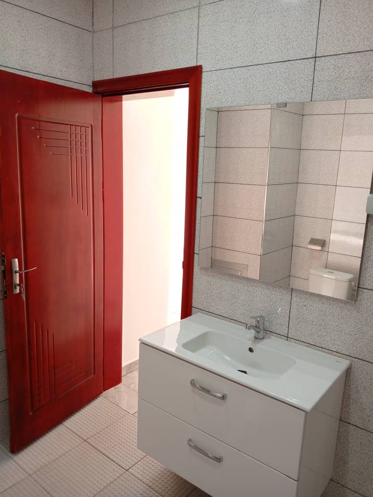 Appartement à louer - Yaoundé, Bastos, Bastos centre - 1 salon(s), 3 chambre(s), 3 salle(s) de bains - 700 000 FCFA / mois