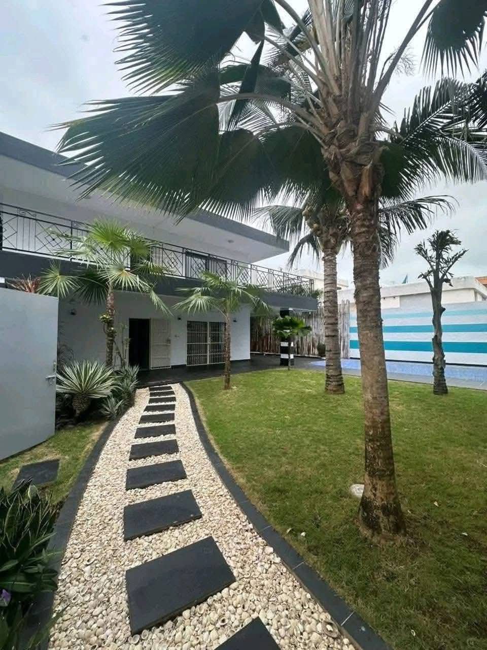 House (Duplex) to rent - Douala, Bonapriso, Hydrocarbures - 1 living room(s), 5 bedroom(s), 6 bathroom(s) - 3 200 000 FCFA / month