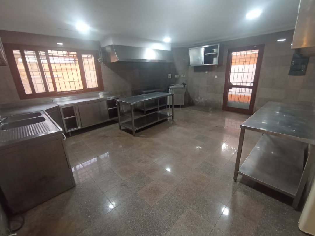 Maison (Duplex) à louer - Yaoundé, Bastos, GOLF - 3 salon(s), 4 chambre(s), 4 salle(s) de bains - 4 000 000 FCFA / mois