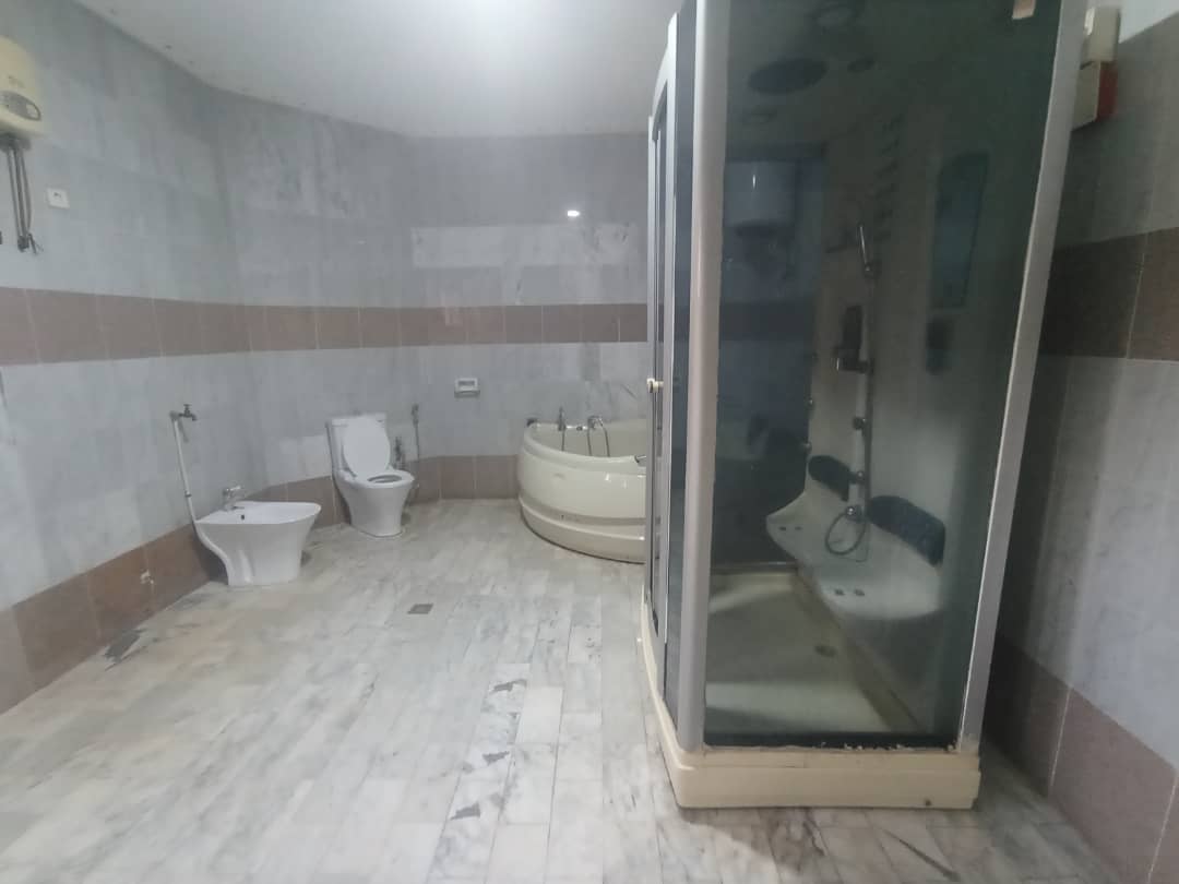 Maison (Duplex) à louer - Yaoundé, Bastos, GOLF - 3 salon(s), 4 chambre(s), 4 salle(s) de bains - 4 000 000 FCFA / mois