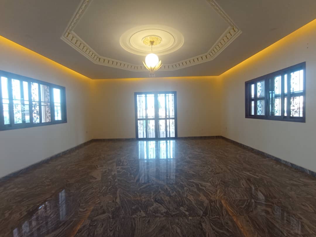 Maison (Duplex) à louer - Yaoundé, Bastos, GOLF - 3 salon(s), 4 chambre(s), 4 salle(s) de bains - 4 000 000 FCFA / mois