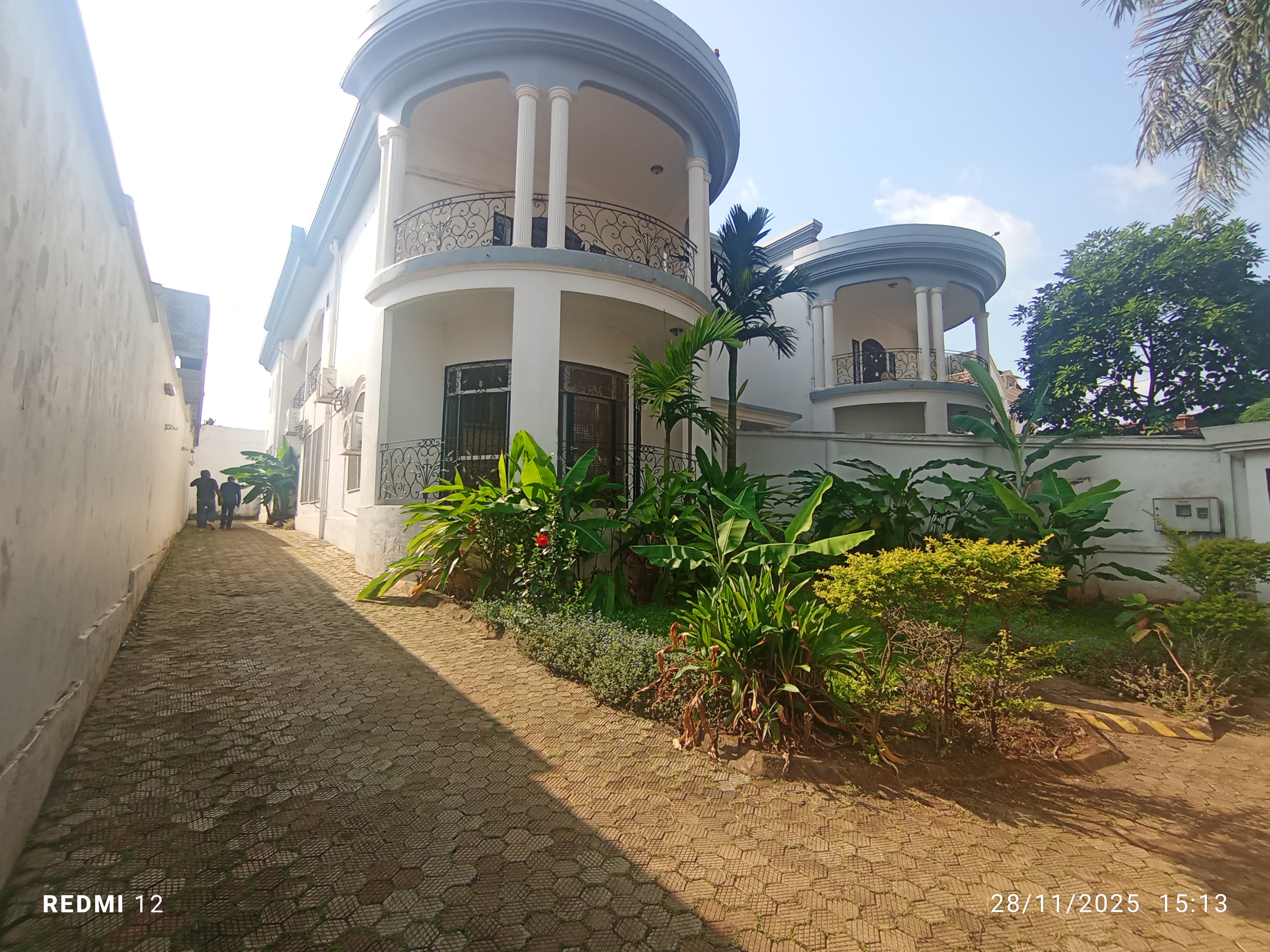 Maison (Duplex) à louer - Yaoundé, Bastos, GOLF - 3 salon(s), 4 chambre(s), 5 salle(s) de bains - 2 000 000 FCFA / mois