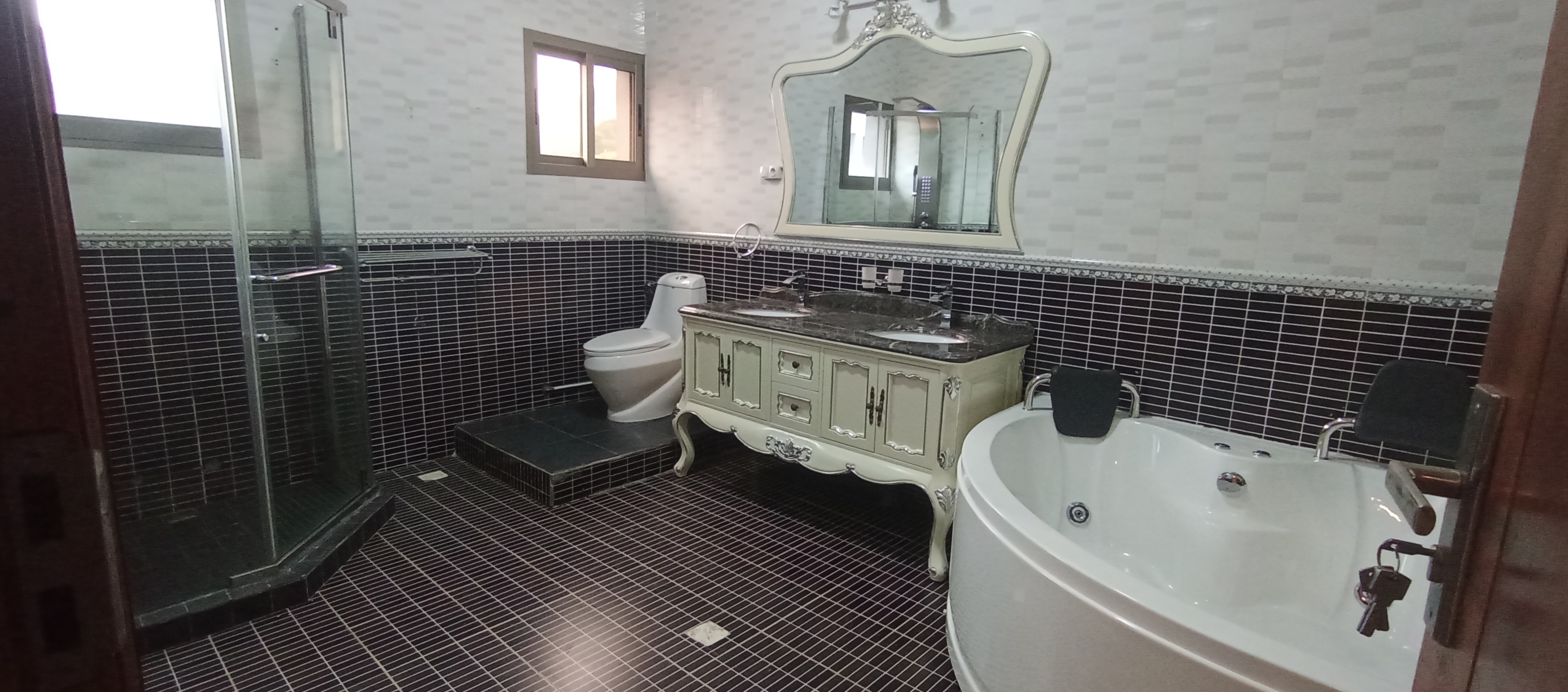 Maison (Duplex) à louer - Yaoundé, Bastos, GOLF - 2 salon(s), 4 chambre(s), 4 salle(s) de bains - 2 500 000 FCFA / mois