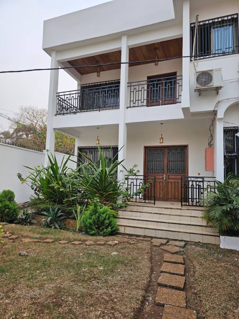 House (Duplex) to rent - Yaoundé, Bastos, Bastos centre - 1 living room(s), 4 bedroom(s), 3 bathroom(s) - 1 000 000 FCFA / month