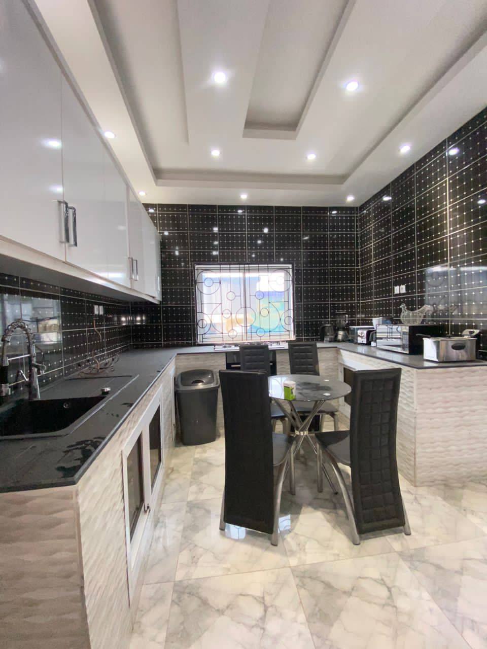 House (Duplex) to rent - Yaoundé, Ahala, barriere - 3 living room(s), 5 bedroom(s), 6 bathroom(s) - 500 000 FCFA / month