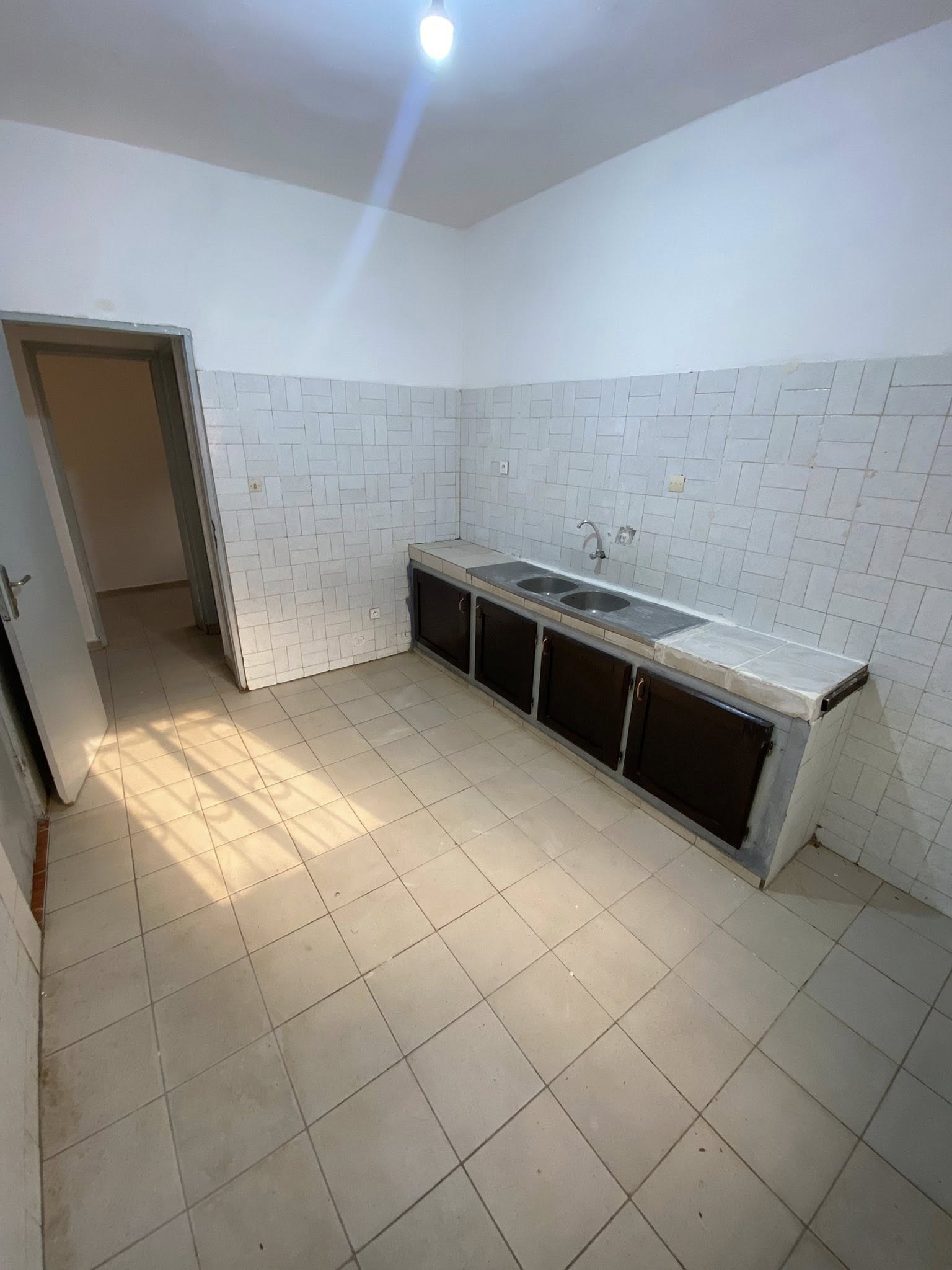 House (Duplex) to rent - Yaoundé, Essos, titi garage - 2 living room(s), 4 bedroom(s), 5 bathroom(s) - 500 000 FCFA / month