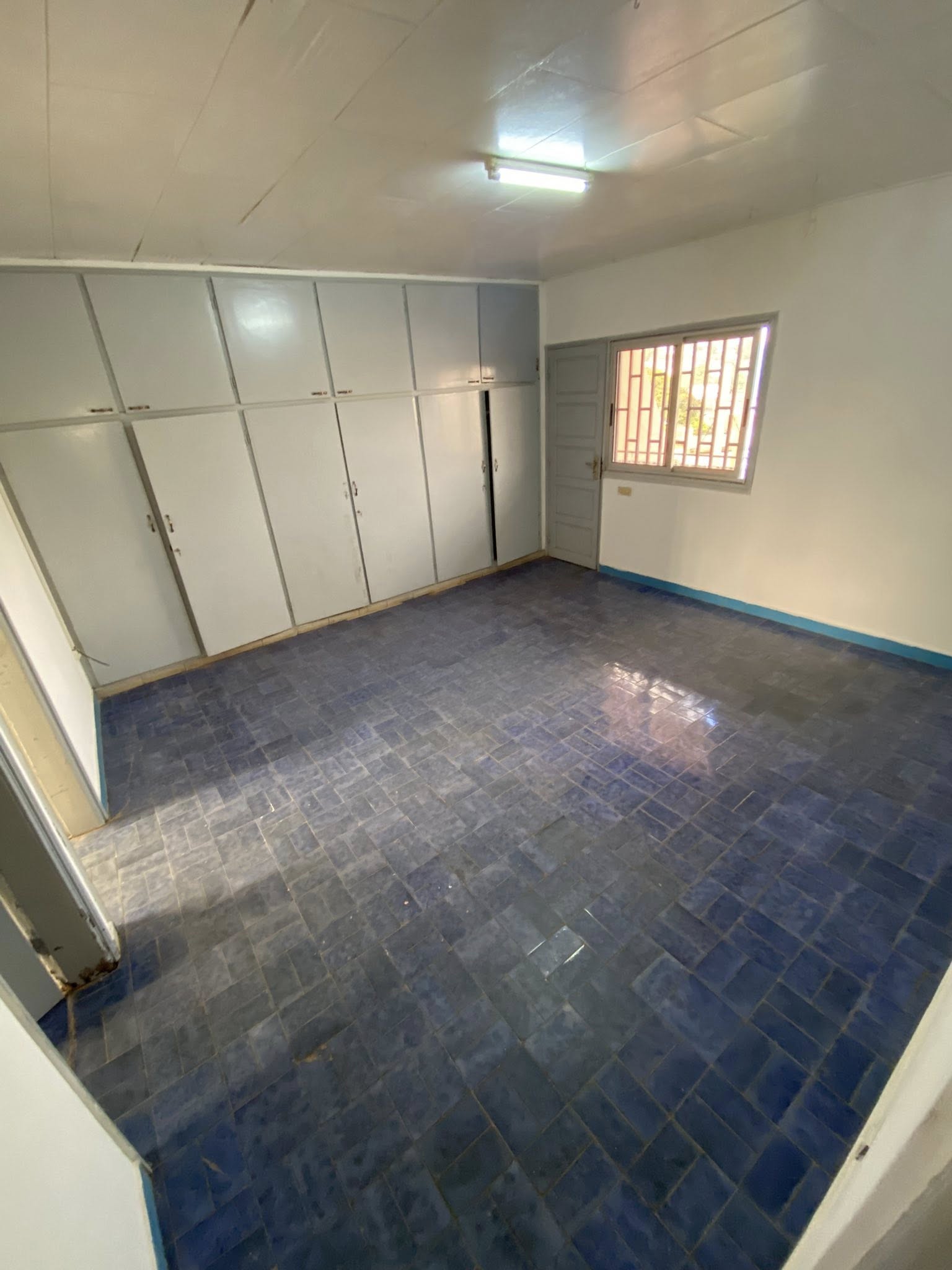 House (Duplex) to rent - Yaoundé, Essos, titi garage - 2 living room(s), 4 bedroom(s), 5 bathroom(s) - 500 000 FCFA / month