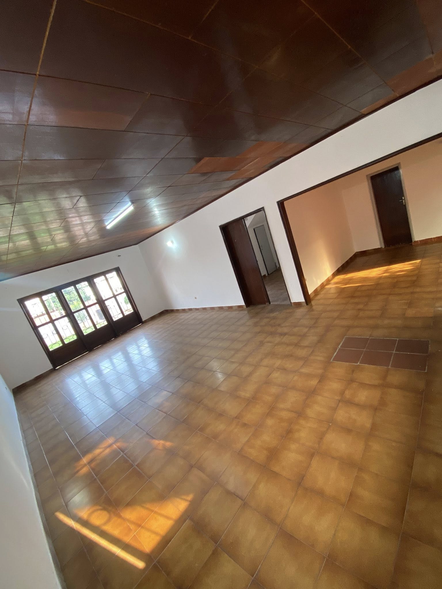 House (Duplex) to rent - Yaoundé, Essos, titi garage - 2 living room(s), 4 bedroom(s), 5 bathroom(s) - 500 000 FCFA / month