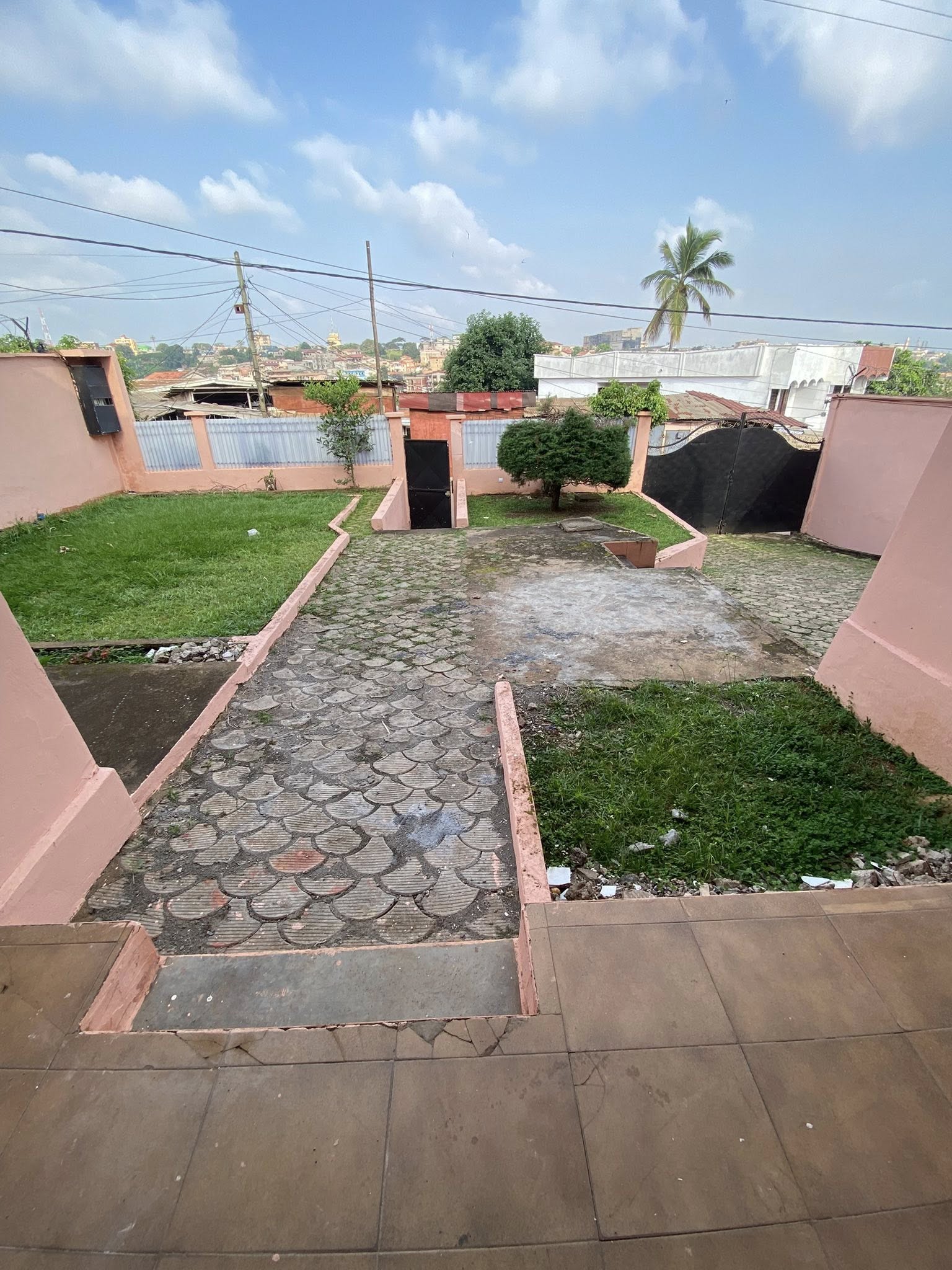 House (Duplex) to rent - Yaoundé, Essos, titi garage - 2 living room(s), 4 bedroom(s), 5 bathroom(s) - 500 000 FCFA / month