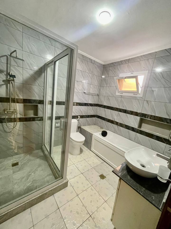 Apartment to rent - Yaoundé, Bastos, golf - 1 living room(s), 3 bedroom(s), 4 bathroom(s) - 800 000 FCFA / month