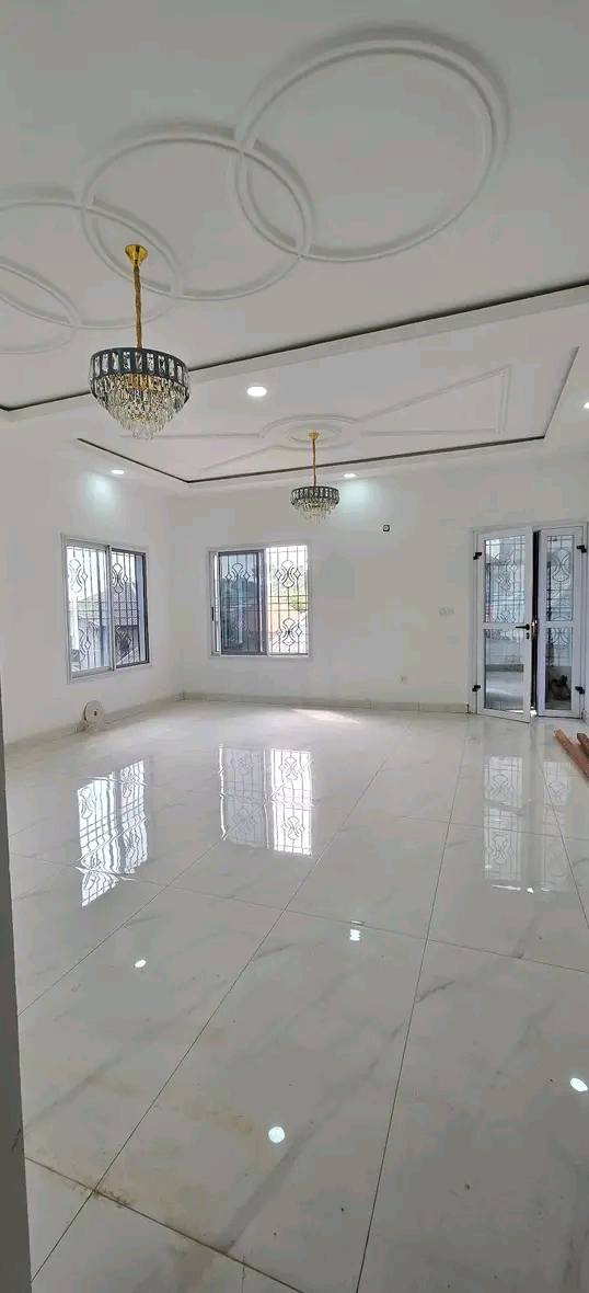 Maison (Duplex) à vendre - Yaoundé, Odza, odza - 3 salon(s), 8 chambre(s), 8 salle(s) de bains - 200 000 000 FCFA