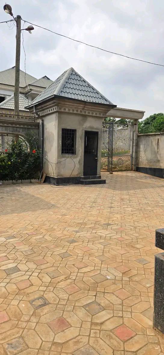 Maison (Duplex) à vendre - Yaoundé, Odza, odza - 3 salon(s), 8 chambre(s), 8 salle(s) de bains - 200 000 000 FCFA