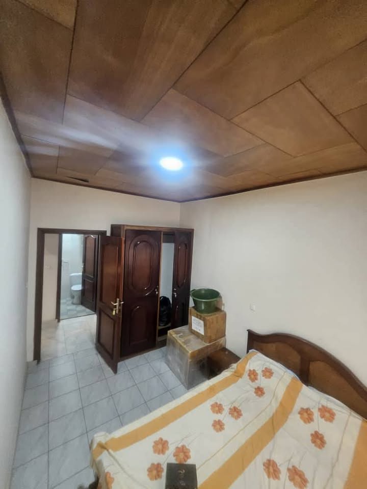 House (Villa) to rent - Yaoundé, Mfandena, omnisport - 2 living room(s), 5 bedroom(s), 6 bathroom(s) - 700 000 FCFA / month